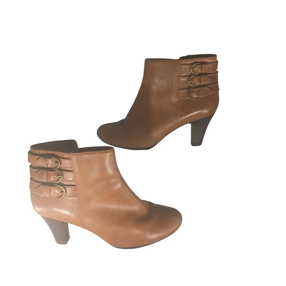 Clarks Artisan Ankle‎ Boots 9.5M Tan Leather Triple Buckle Side Zip Stacked Heel